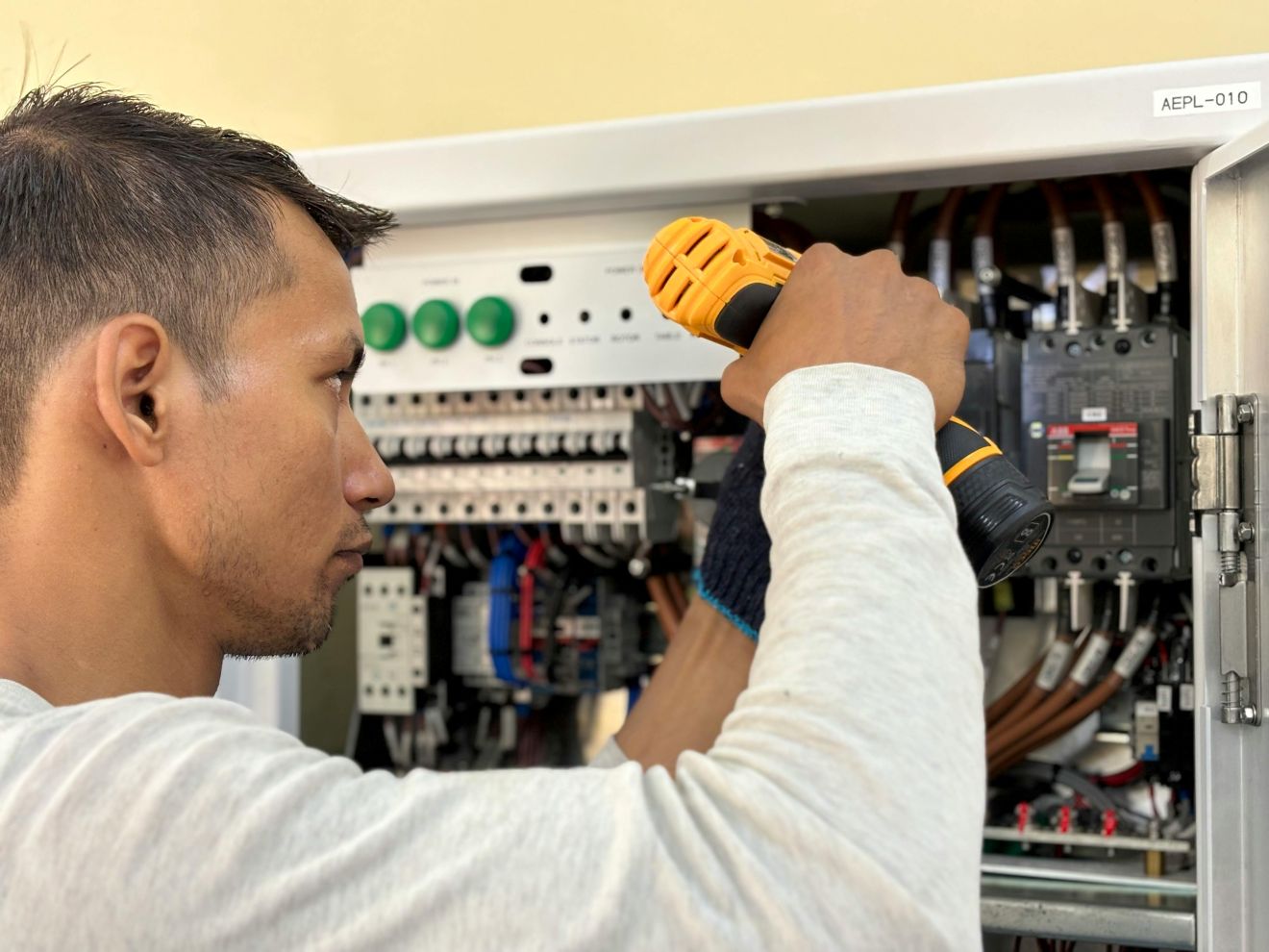 PEMASANGAN & PENYELENGGARAAN ELEKTRIK